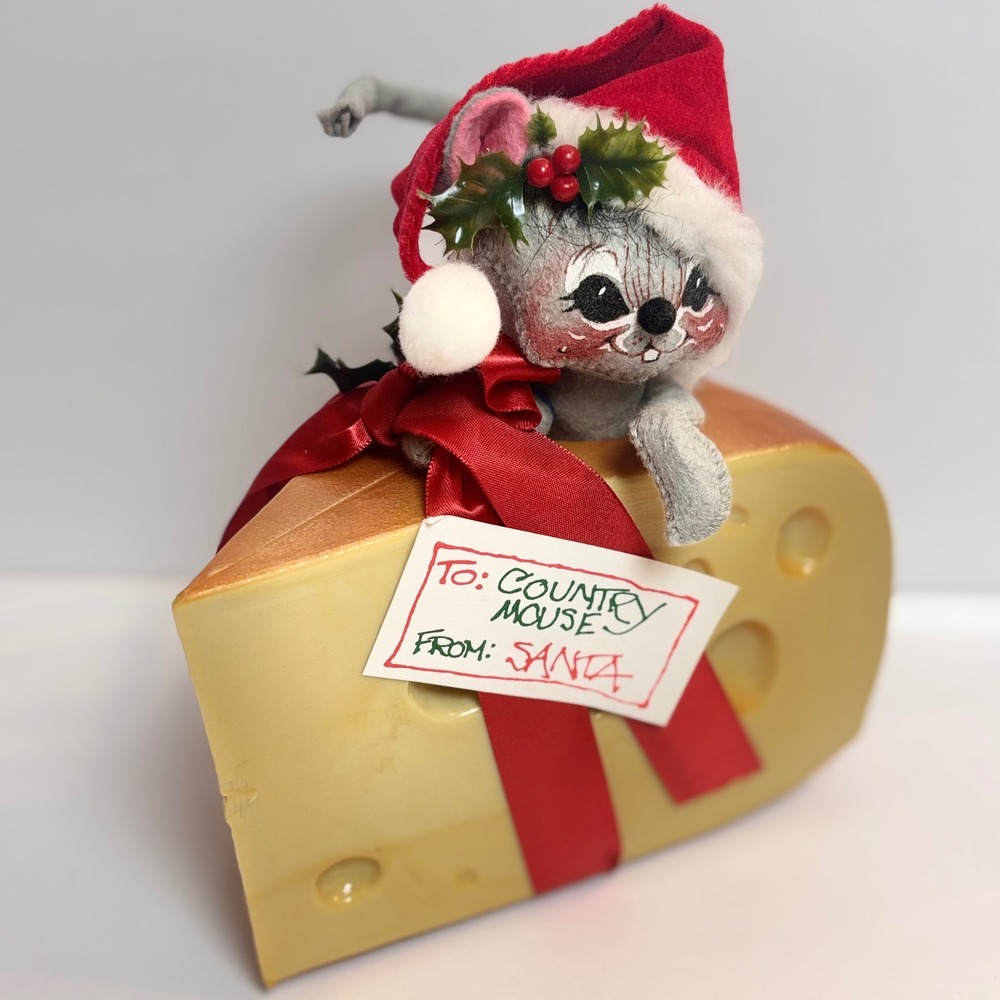 Vintage Annalee Dolls 1992 Christmas Country Cottage Mouse in Cheese Figurine 8"